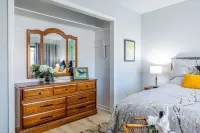 Step from the patio into the Little River. Walking distance to AWESOME!