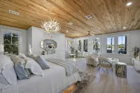 ★Luxuriously Romantic One-Of-A-Kind Treehouse w/Canoe, Fire Pit and More★ Hotels in 