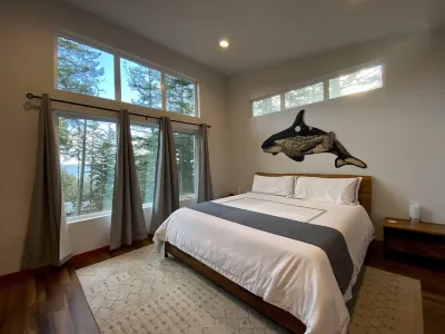 Water Views from this New Northwest Modern Home w/ Hot Tub Summit Learning Center附近的飯店
