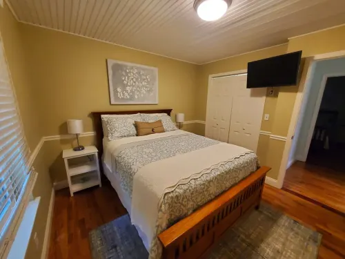 Blue Haven-Community Pool with Lake Access; Fire Pit; 10 Min to Marina & Park