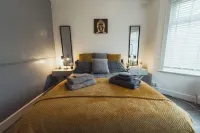 One bedroom flat in Harrow. Hotels near The Weald Stone