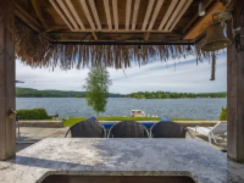 Candlewood Lakefront 3bd/ 2 bath house w/ 180 degree views! โรงแรมในแดนเบอรี