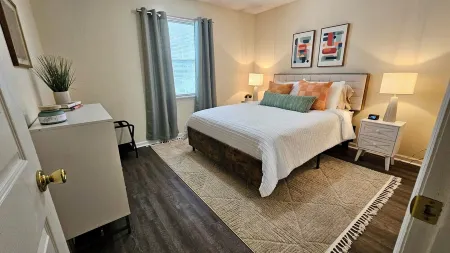 5 Minutes to VSU, I-75 & Restaurants! Sleeps 6 w/ 2 Full Baths- Family Friendly