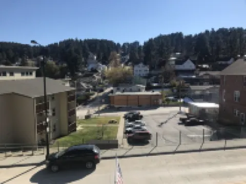 Covered parking/3 bedrooms, sitting room, restroom w/laundry, full kitchen, deck Hotels in Lead