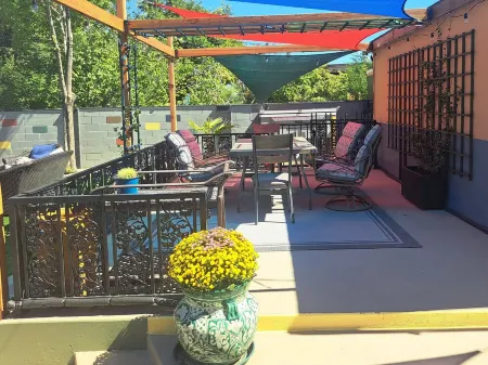 Amazing Pool, Spa, and Outdoor Entertainment Center Отели рядом с достопримечательностью «Музей штата Невада»