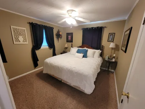 Sunkist beach house. Lake side house 3 bedroom house