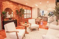 Luxury Capitol Hill Victorian — Private Gated Parking & Modern Kitchen - Bungalow