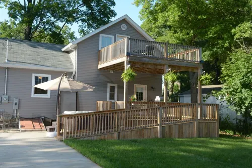 House of TarTar with Year Long Hot Tub Next to Adorable Downtown Valparaiso Hotels in Center Township