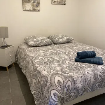 Superbe Appartement Centre Ville Avec vue sur la Mer. Lit et Chaise Haute Bébé