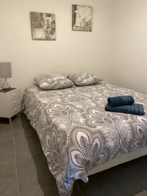 Superbe Appartement Centre Ville Avec vue sur la Mer. Lit et Chaise Haute Bébé