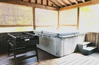 Cozy, lake view cottage in Ellsworth, Maine!