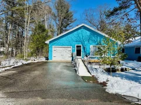 Cozy house in Indian River. Walking distance to Burt Lake and the public Beach.