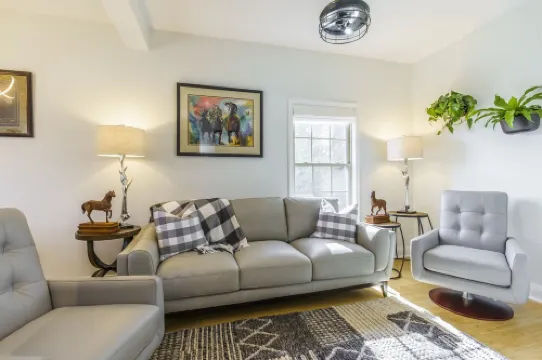 Bit and Bourbon Hotels in Woodford County