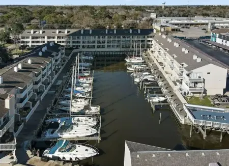 Lovely 2 Bedroom condo with marina view and pool