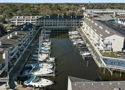 Lovely 2 Bedroom condo with marina view and pool Hotels in Pasadena