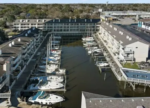 Lovely 2 Bedroom condo with marina view and pool 帕薩迪納酒店