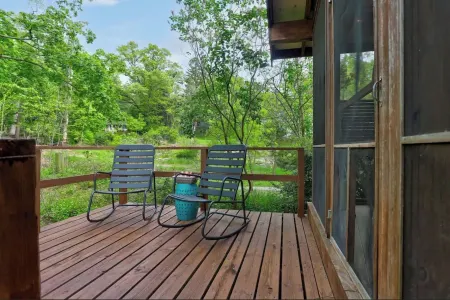 Stylish & Spacious Home with Hot Tub & 3-Season Deck Отели в г. Дуглас