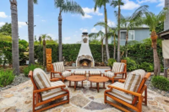 Tropical Palms Plantation Beach Cottage - Historic Encinitas Walking District