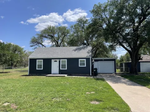 Charming 3-bedroom house in very quiet neighborhood with AC and WiFi.