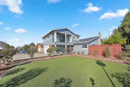 Spacious & Central. Pool Table & Ping Pong. 6 TVS. Balcony. Garage. Wifi