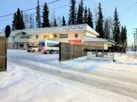 Minutes from the Airport. Free WiFi & parking! Onsite laundromat & food market. โรงแรมใน