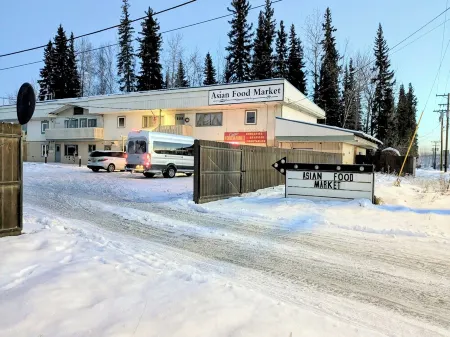 Minutes from the Airport. Free WiFi & parking! Onsite laundromat & food market. Отели рядом с достопримечательностью «Заказник Френдс оф Кримерс Филд эт Кримерс Филд Мигратори Уотерфоул»