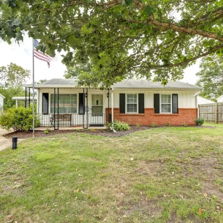 Great neighborhood! 3 bed 2 full bath close to shopping, restaurants, U of I