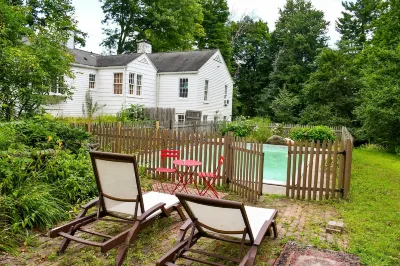 Peaceful apartment on 3.5 acres w/ artist studio.