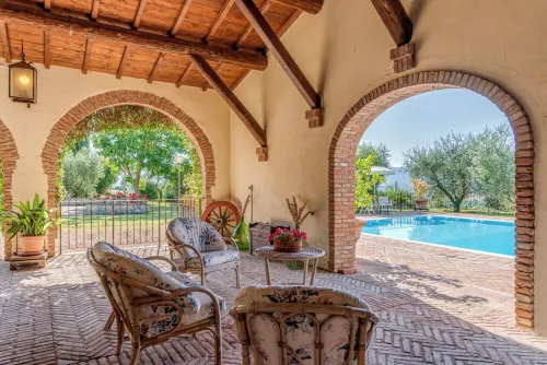 Independent villa with swimming pool and garden immersed in the Tuscan hills