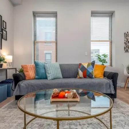 Otr by Tql, Findlay Mkt, Wifi, Sleeps 8, 3 Lux Queen Beds, 55in Smart TV, 2nd FL