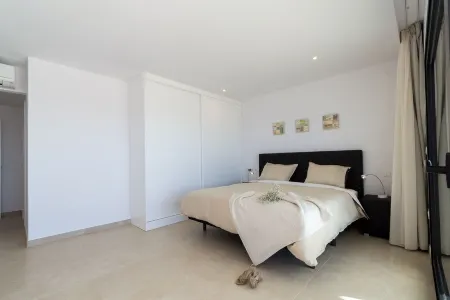 Villa Royal, modern villa with private heated pool and sea view