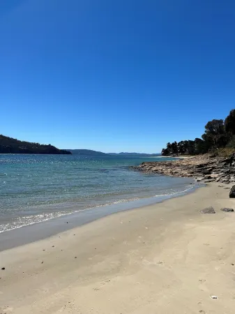 Charming Dennes Point house close to the beach Отели в г. Dennes Point