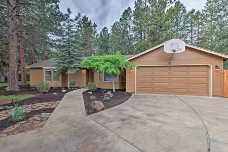 Platinum Paradise-Private Hot Tub-Gas Firepit-Located In BEND-30 Min to Bachelor Отели рядом с достопримечательностью «Хай Десерт Музеум»