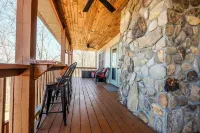 Quiet Mountain-Top Cabin, Gorgeous Views of Great Smoky Mountains with Hot Tub