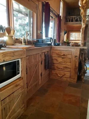 Deep Earth Sanctuary: Rustic Elven Tiny House 오키프스 댐 비치 주변 호텔
