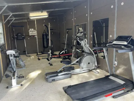 Villa 30 mins to Waco - Private Pool, Hot Tub, Gym and Fire Ring