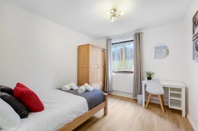 Spacious 4-Bedroom, 2-Bathroom Home in Bywood Hotel in zona Easthampstead Baptist Church