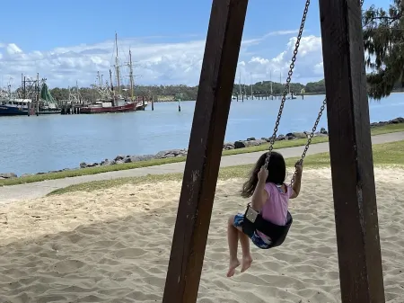 Lovely Waterfront Beach House, Pet-Friendly Отели рядом с достопримечательностью «Point Cartwright Lighthouse»