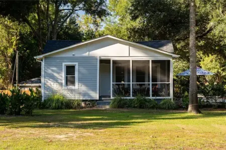 Grand Oaks Cottage: Ideal Location!