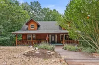 Beautiful LOG HOME-Poker & Pool Table, Xbox, Firepit,Jacuzzi tub,Week Specials!