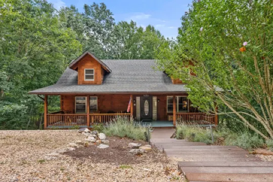 Beautiful LOG HOME-Poker & Pool Table, Xbox, Firepit,Jacuzzi tub,Week Specials!