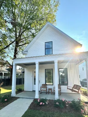 Brand New! Luxury 2-Bedroom Cottage in Downtown Auburn!!