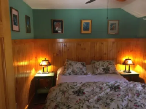 Beautiful cottage on quiet country road walking distance to charming North Creek