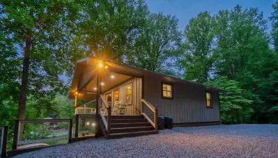 🚘Central Location 👙Hot tub 🌄Great Views🛌Linens🔥Firepit🍳Stocked Kitchen Hotels near Autrey's Antiques & Ideas