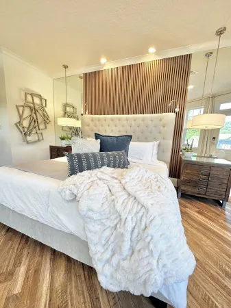 Escape to "Studio B Lake, Pool, Splash Pad, Hot Tub, Kayaks, fire pit, etc