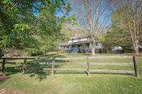 Convenient and Historic Farmhouse with modern amenities, sleeps 17