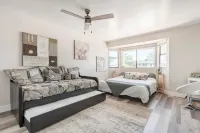 Spacious home! Heated pool, sundeck, and sports court 阿爾罕布拉住宿飯店