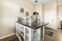 Stunning home with 260 degree City Light Views. - 방갈로