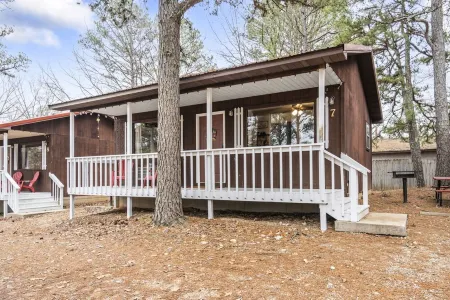 Charming Rustic Retreat - Hot Tub - Pool - Coffee - Fire Pit - 1 mile from SDC! Отели рядом с достопримечательностью «Силвер Доллар Сити»