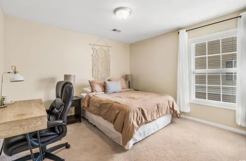 Mid term rental for travel professionals or snowbirds. Pet-friendly!